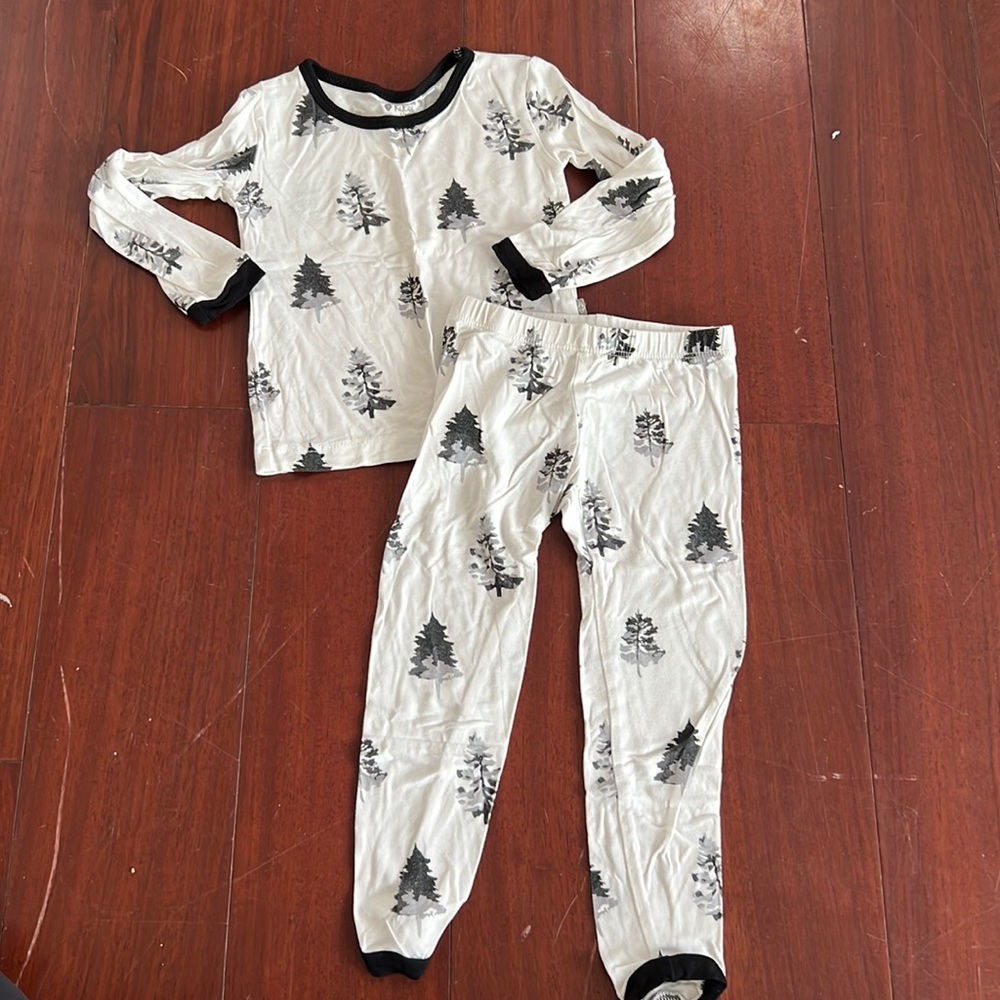Kyte baby long sleeve pajamas. Holiday tree print. Size 18-24 months.